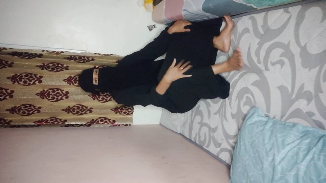 Gadis berhijab diajak ngentot jiran rumah tumpangan